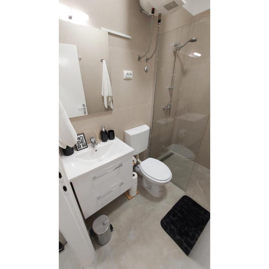 Studio Apartment Lee Split Exterior photo