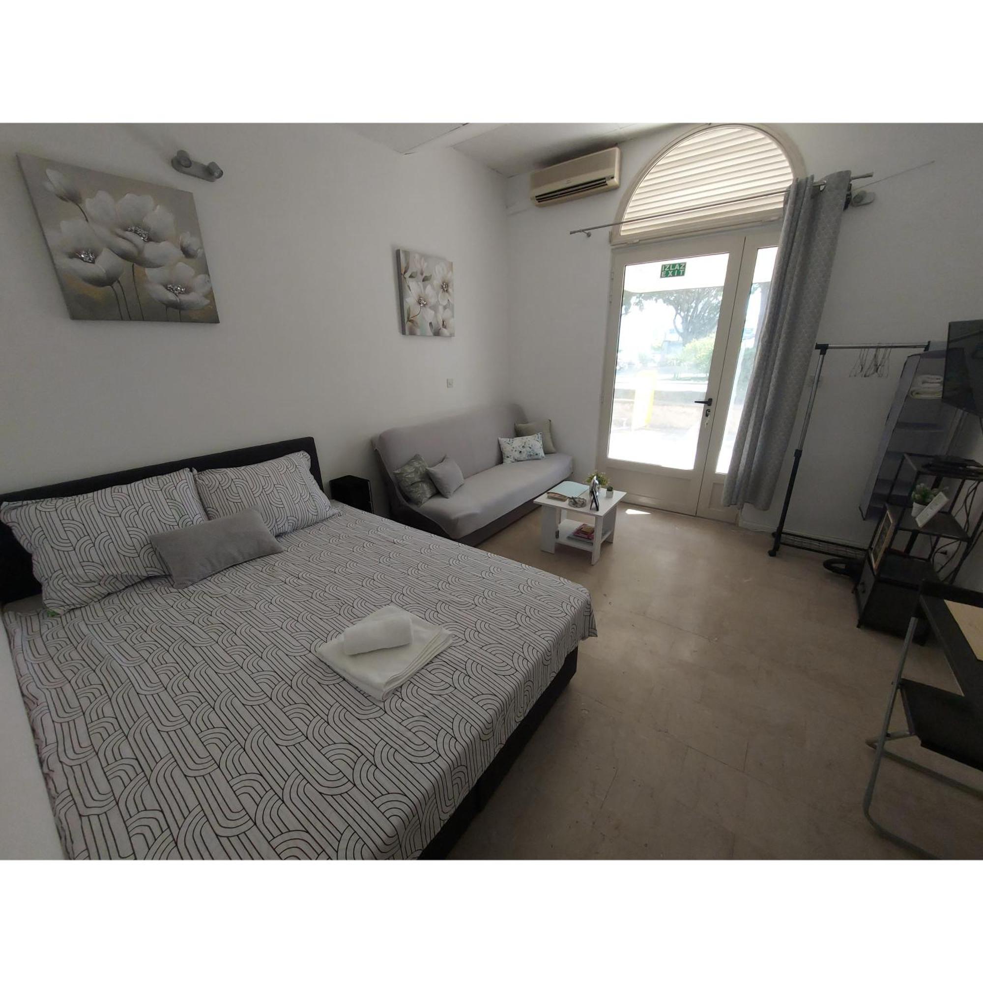 Studio Apartment Lee Split Exterior photo