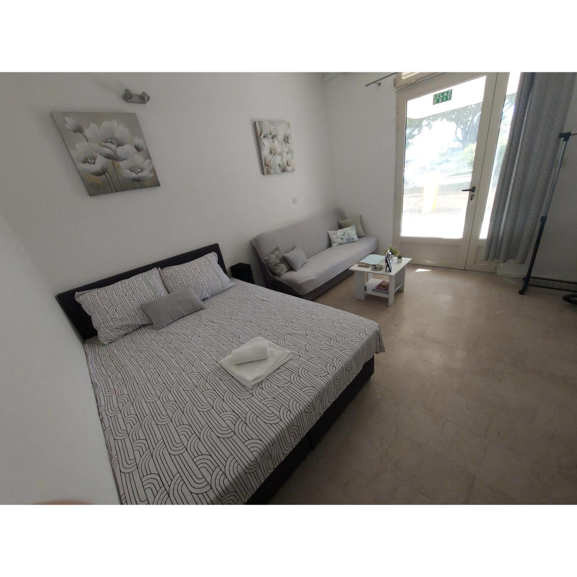 Studio Apartment Lee Split Exterior photo